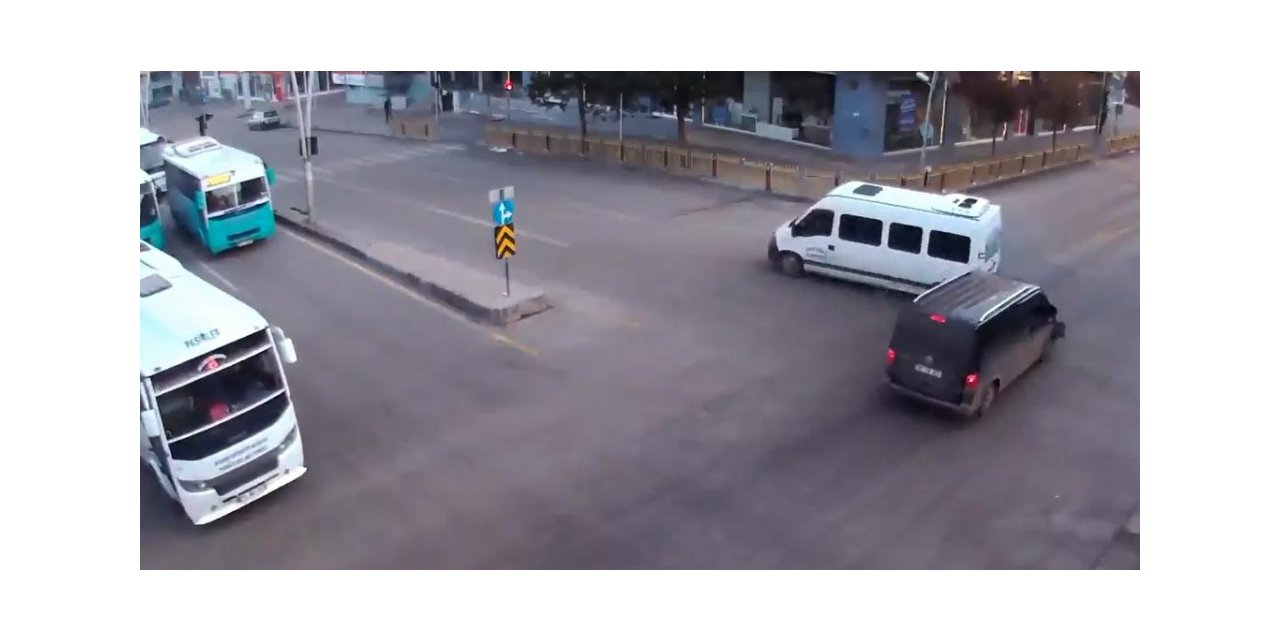 Erzurum’da 5 kişinin yaralandığı feci kaza kameralara yansıdı