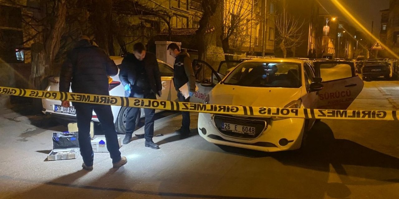 Araç içindeki silahın ateşlenmesiyle 1 şahıs bacağından yaralandı