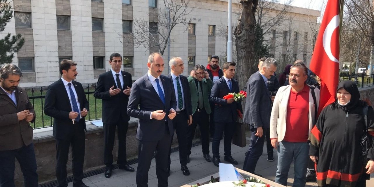 Bakan Gül, Muhsin Yazıcıoğlu’nu kabri başında andı