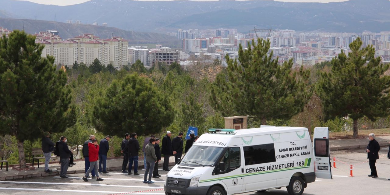 Sivas'ta cenaze namazları Yukarı Tekke Mezarlığı'nda kılınıyor