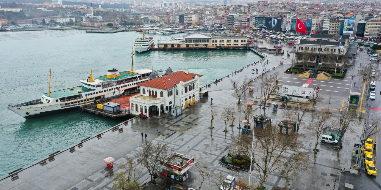 İstanbul'un meydanlarında koronavirüs sessizliği