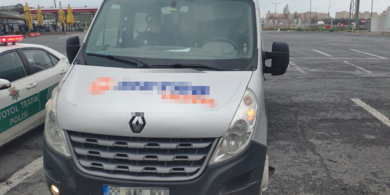 İstanbul'da koronavirüs tedbirlerine uymayan minibüse ceza kesildi