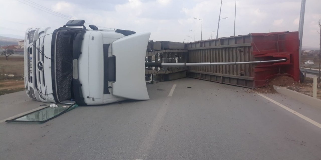 Karaman’da PTS direğine çarpan tır devrildi: 1 yaralı
