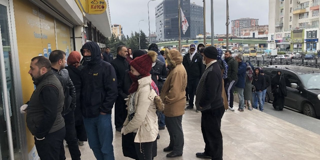 Banka ve PTT şubelerinin önünde kuyruk oluştu