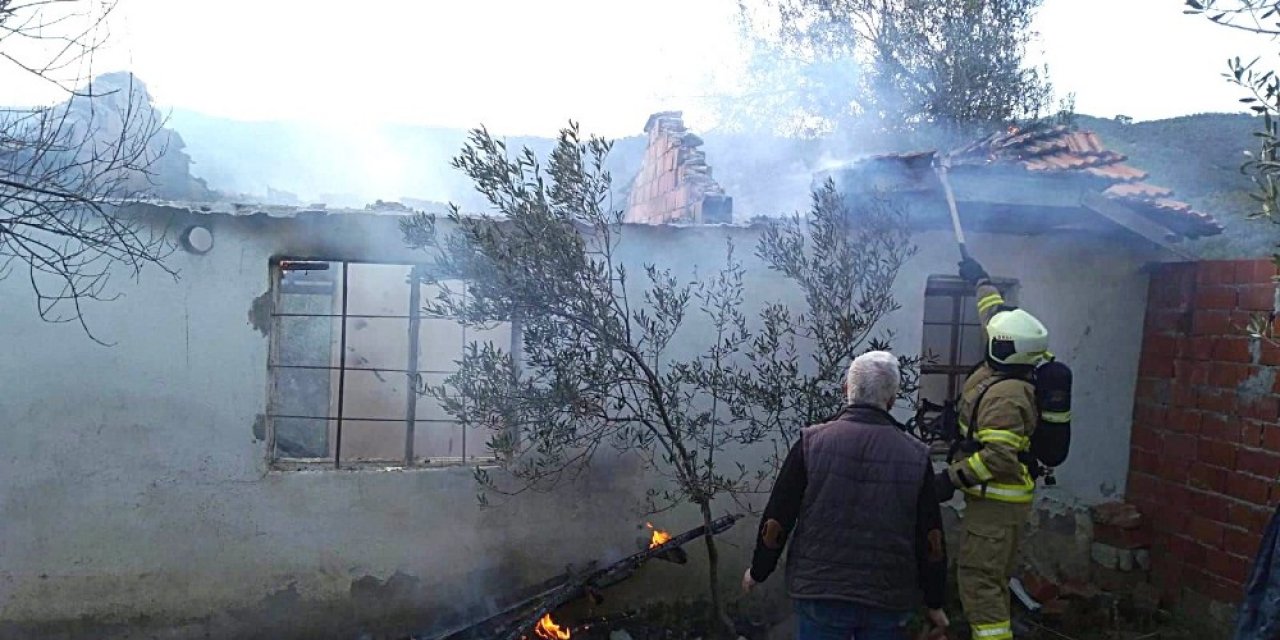 Yakılan ateş evin çatısını yaktı