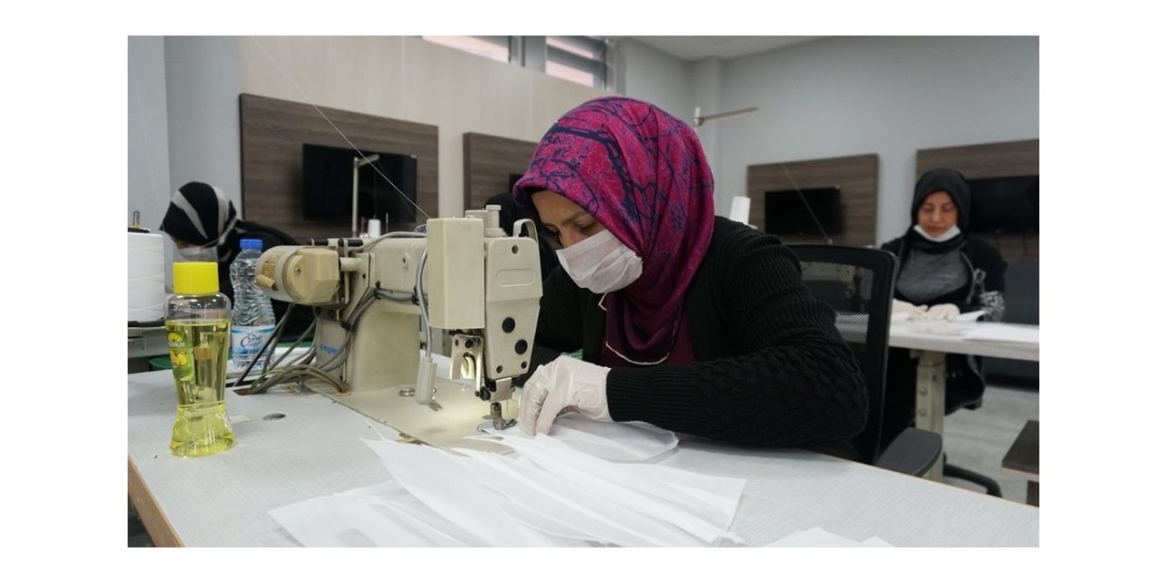 İzmit’te sağlık çalışanları için bone ve önlük üretimi de başladı