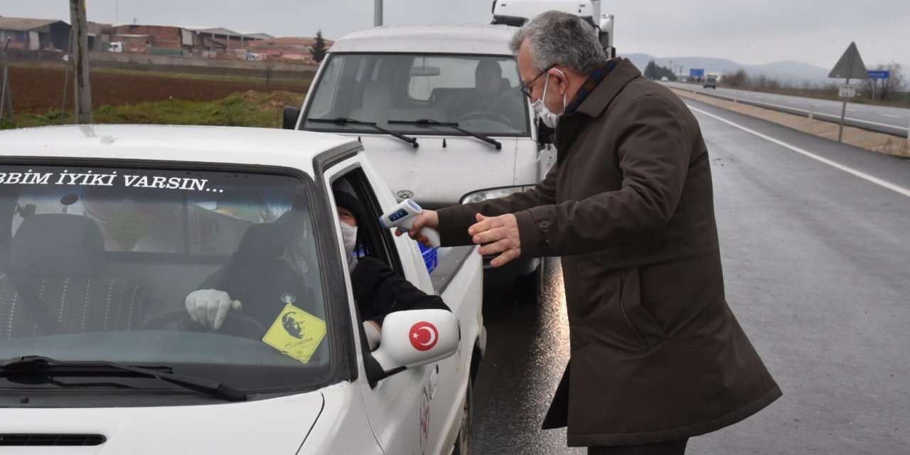 Keşan Belediye Başkanı ilçeye girenlerin ateşini ölçtü