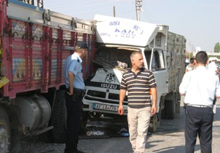 Park halindeki kamyona çarptı: 2 yaralı