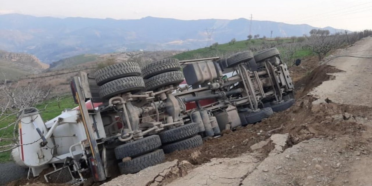 Siirt’te toprak yolun çökmesi sonucu kamyon devrildi: 1 yaralı