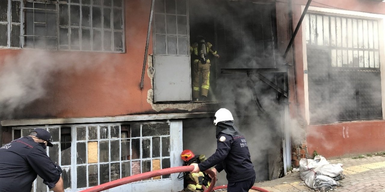 Bursa’da 3 katlı tekstil atölyesinde yangın