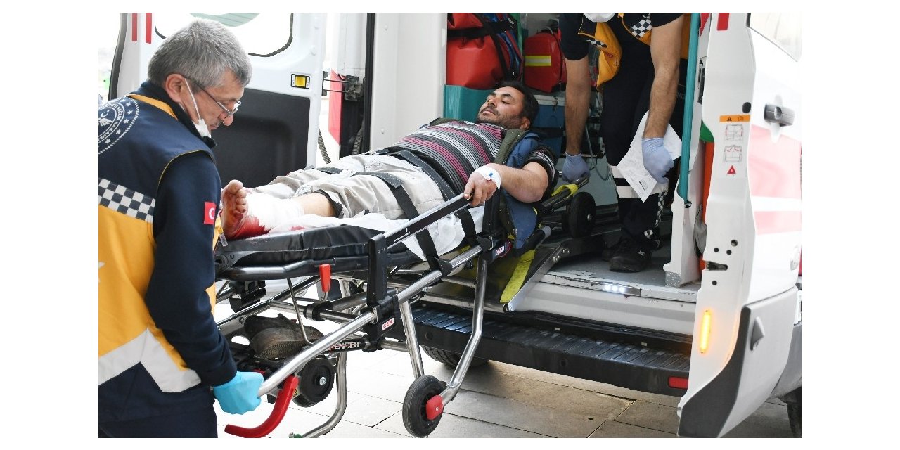 Hızarla ağaç keserken kazayla ayağını kesti