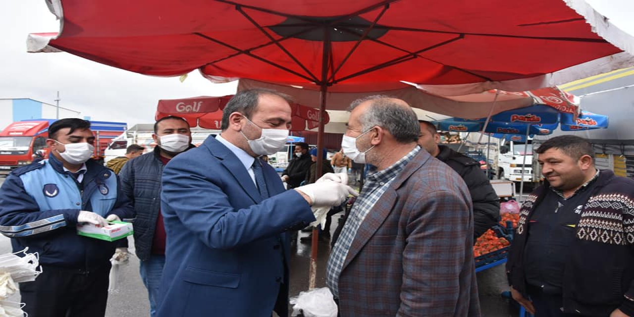 Tomarza Belediyesi esnafa eldiven ve maske dağıttı