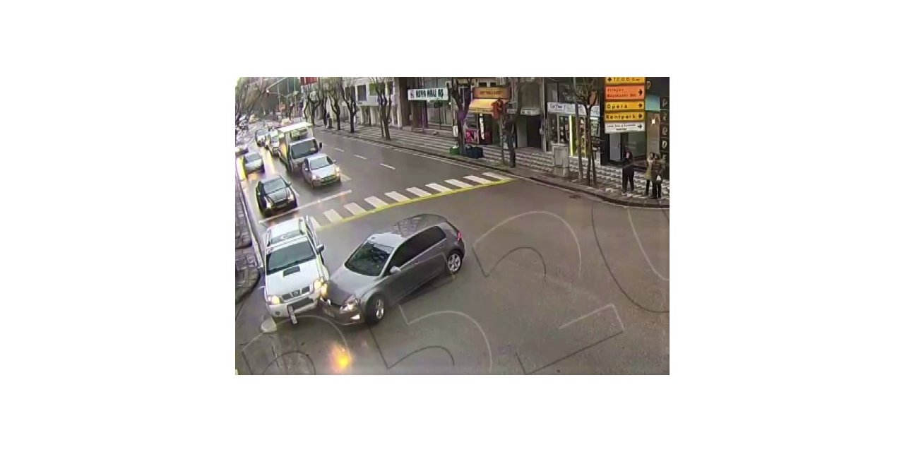 Kaza anları mobese kameralarına yansıdı