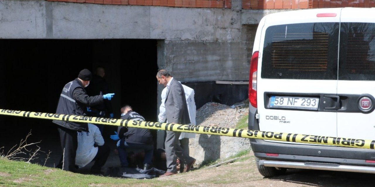 Oynarken ceset buldular