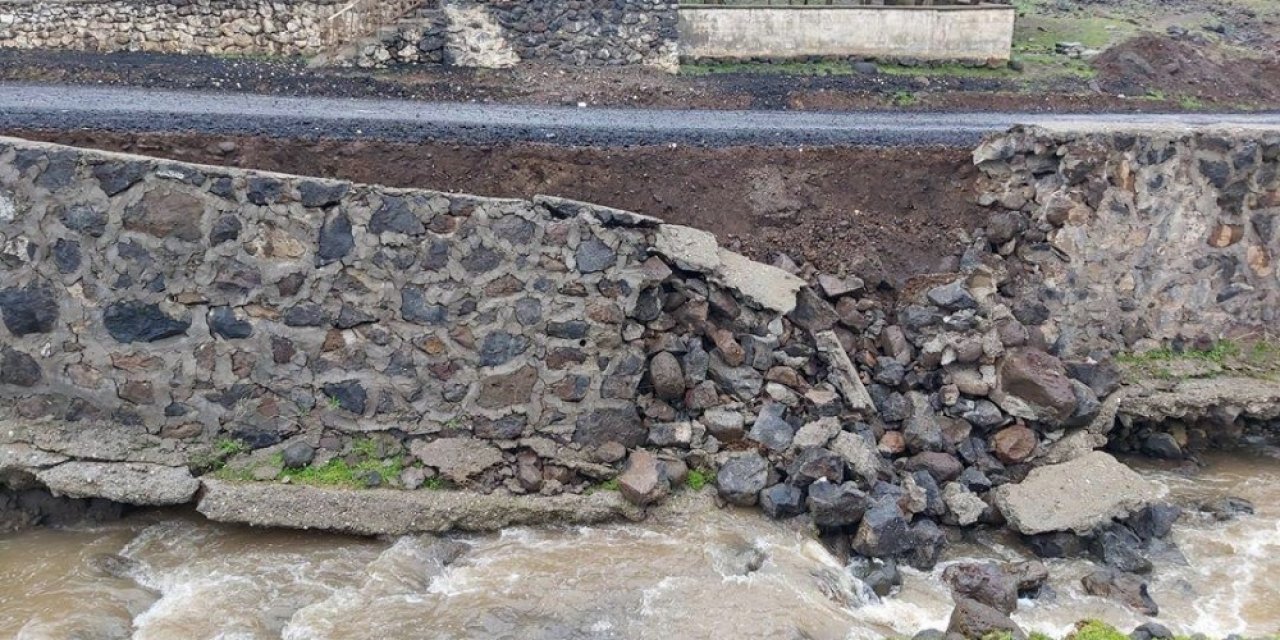Diyarbakır’da şiddetli yağış nedeniyle istinat duvarı çöktü