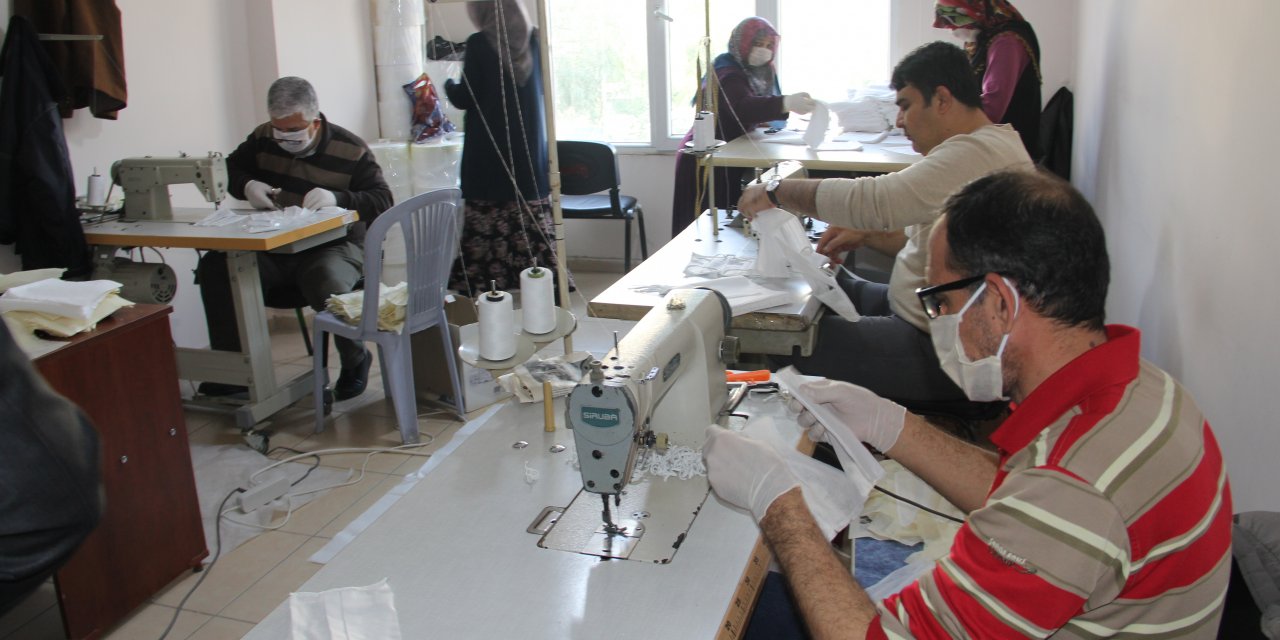 Hataylı gönüllülerden asker ve sağlık çalışanları için maske üretimi