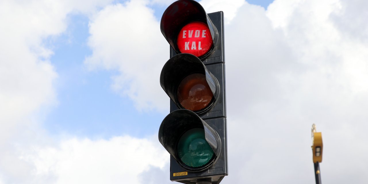 Trafik ışıklarıyla "evde kal" çağrısı