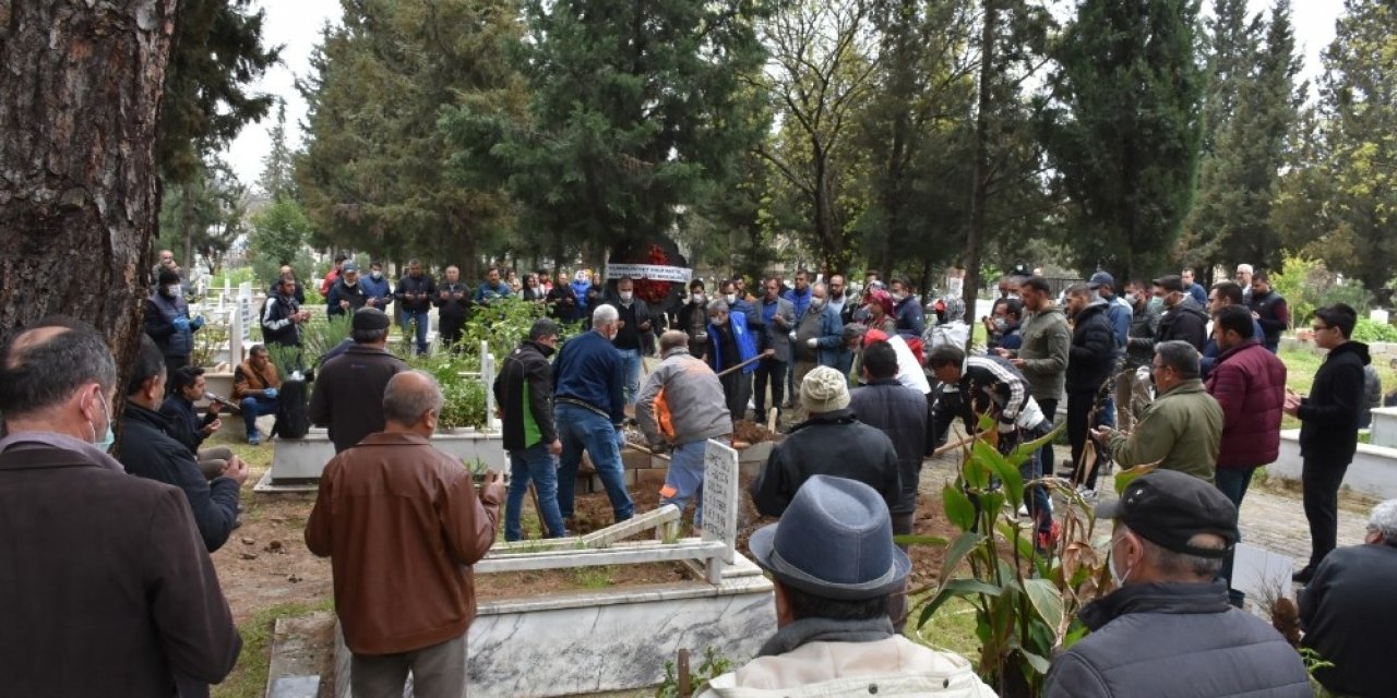 Tekne ile çıktıkları denizde kaybolup hayatlarını kaybeden arkadaşlar toprağa verildi