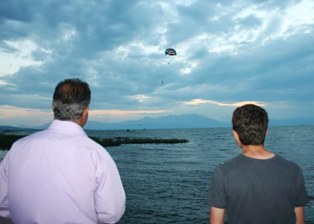 Gezinti yatı ile deniz paraşütü keyfi