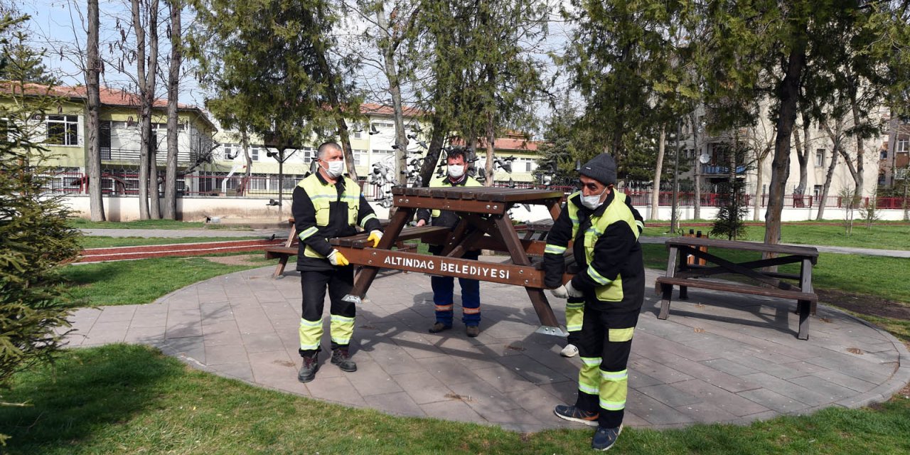 Altındağ Belediyesi bankları geçici olarak kaldırdı