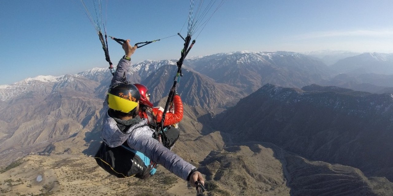 Yamaç paraşütü kullanarak ilçeden il merkezine uçtular