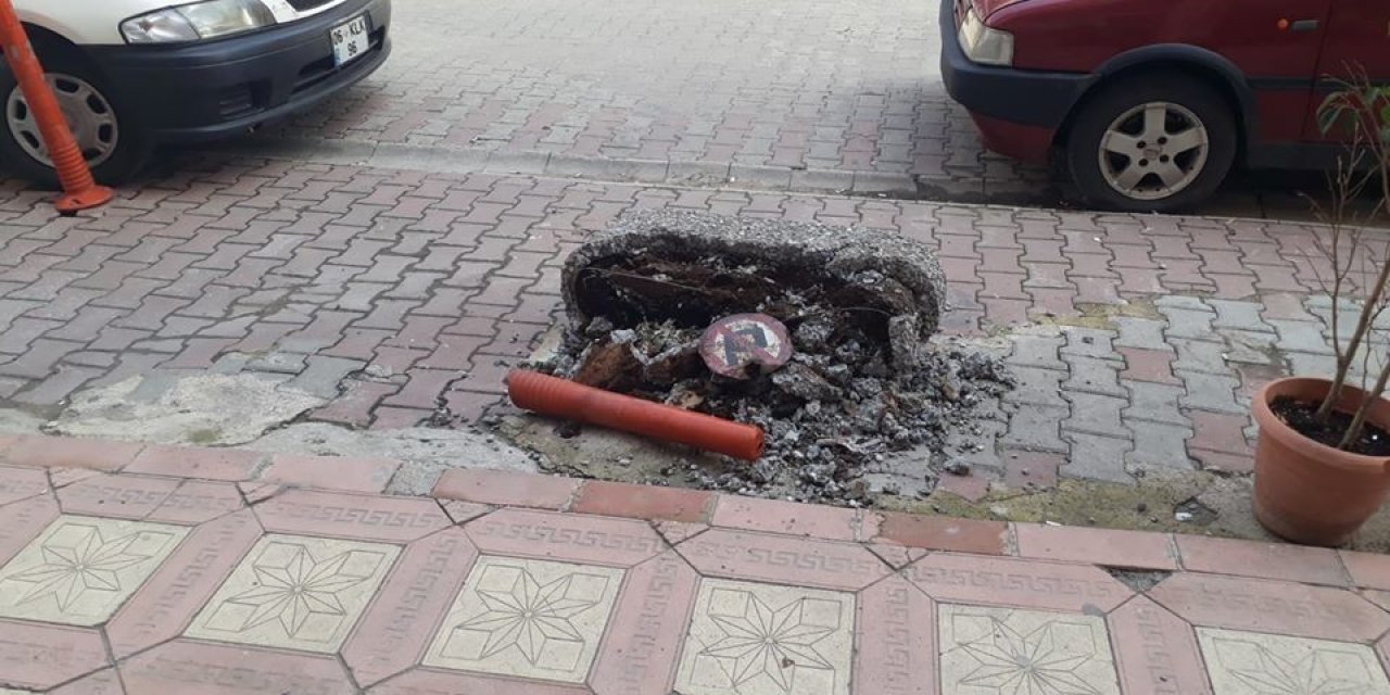 Otomobilini park edemeyen avukat belediyenin dubalarını kesti