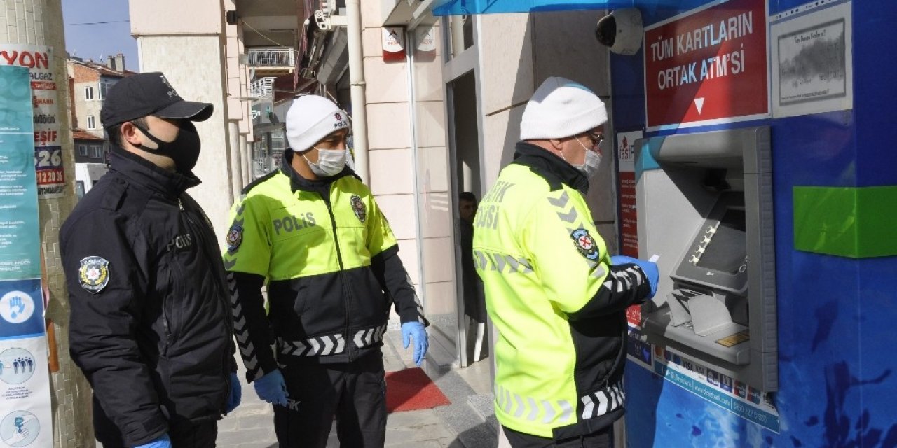Evinden çıkamayan yaşlının emekli maaşını çekip iş yerine taksitini de ödeyerek kalanını teslim ettiler