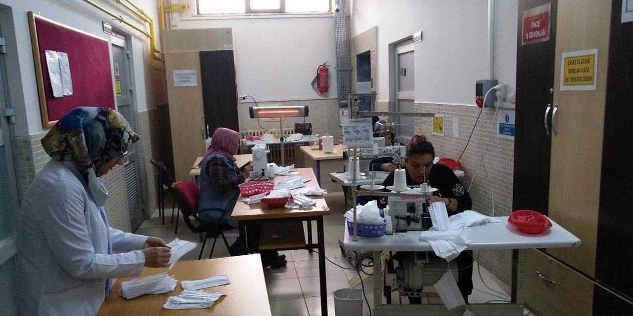 Konyada öğretmenler Devlet Hastanesi için maske üretiyor