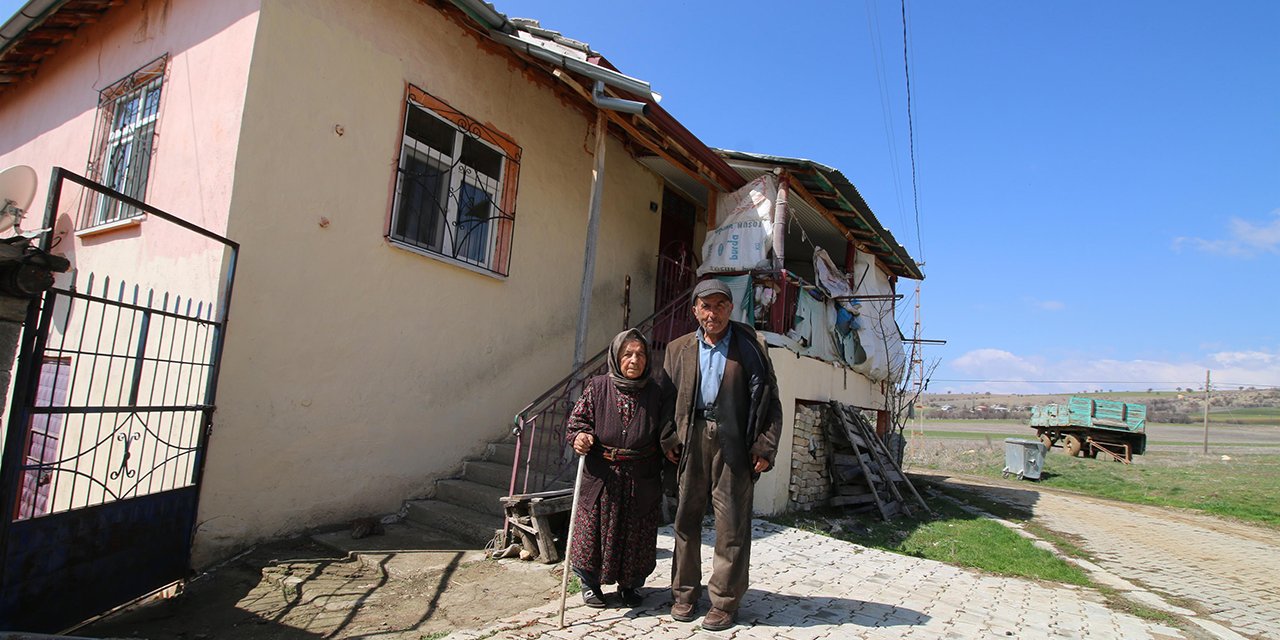 93 yaşındaki Emine nine,  69 yaşındaki oğluna gözü gibi bakıyor