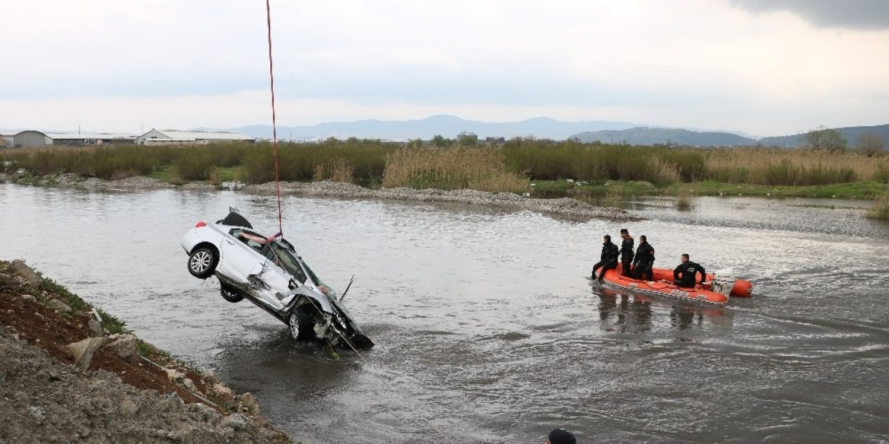Polisten kaçarken suya düşen otomobilde şüphelinin cesedine ulaşıldı