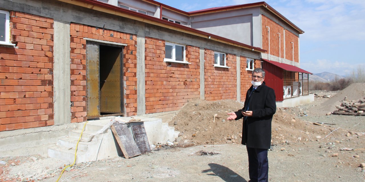 Başkan Yüksel, mezbaha inşaatını inceledi