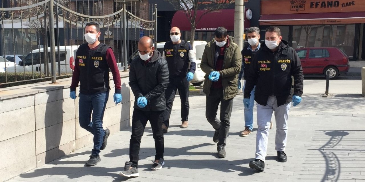Kendini polis olarak tanıtan 2 şüpheli suçüstü yakalandı