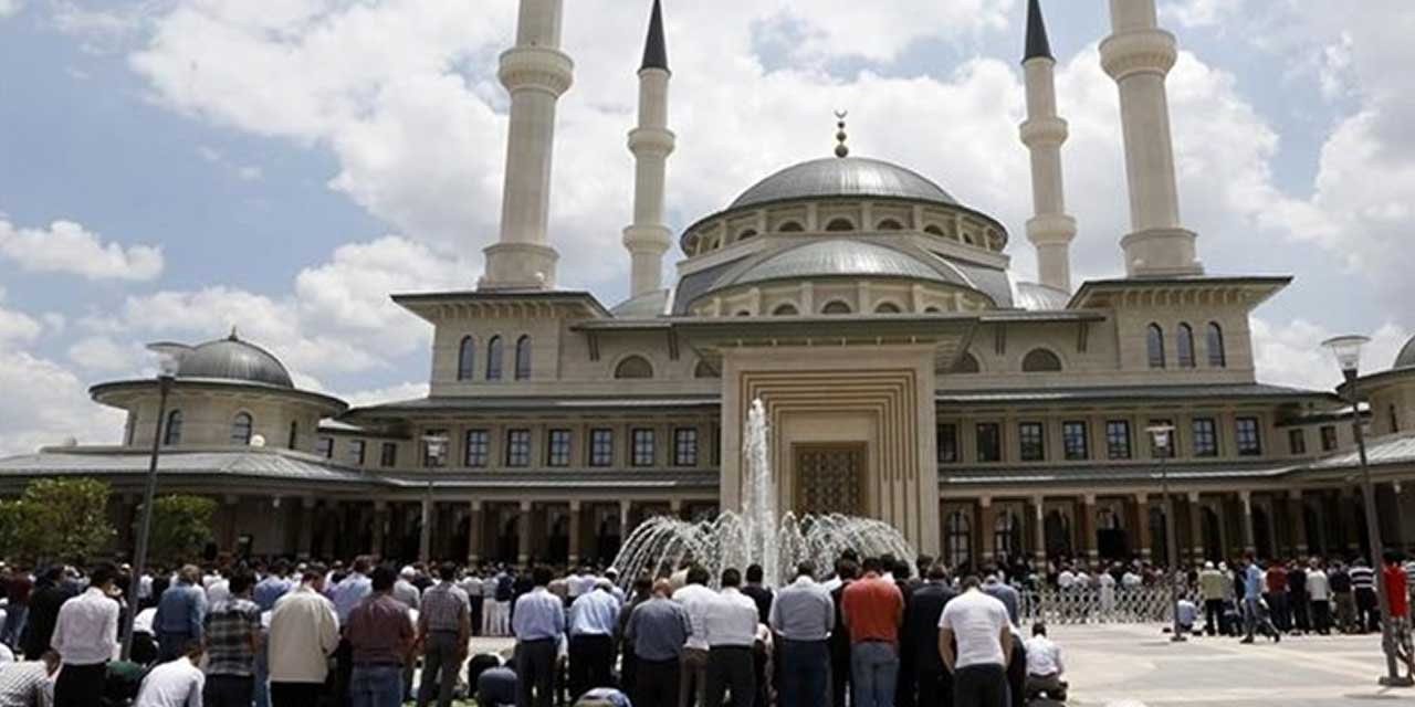 Tek camide Cuma kılındı