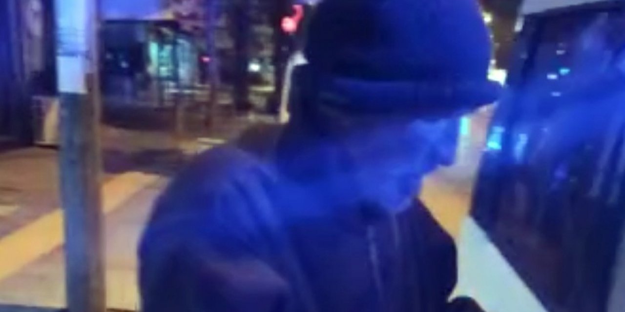 Sokakta yalnız yaşayan yaşlı vatandaşa İzmir polisi sahip çıktı