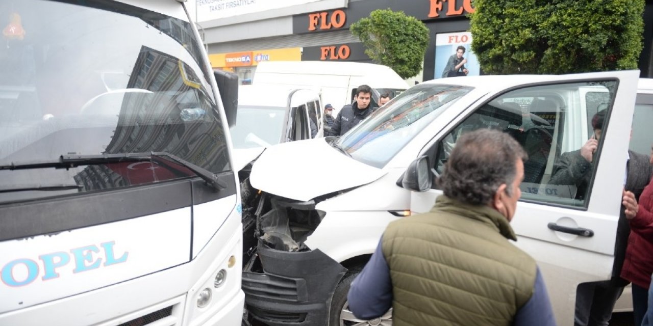 Minibüs, otomobille yarışırken polis aracına çarptı: 2’si polis 3 yaralı