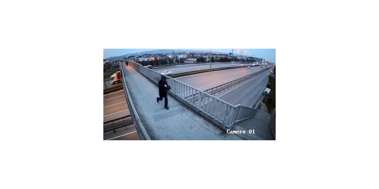 Üst geçitte karşılaştığı kadının çantasını böyle gasp etti