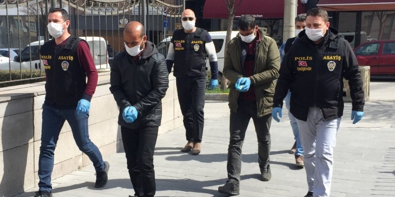 Kendini polis olarak tanıtıp vatandaşı dolandıran 2 şüpheli tutuklandı
