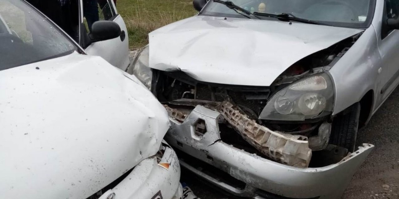 Otomobiller kafa kafaya çarpıştı: 2 yaralı