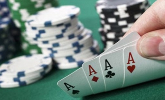 Kumar oynarken polisi görünce çatıya saklanan 10 kişi yakalandı