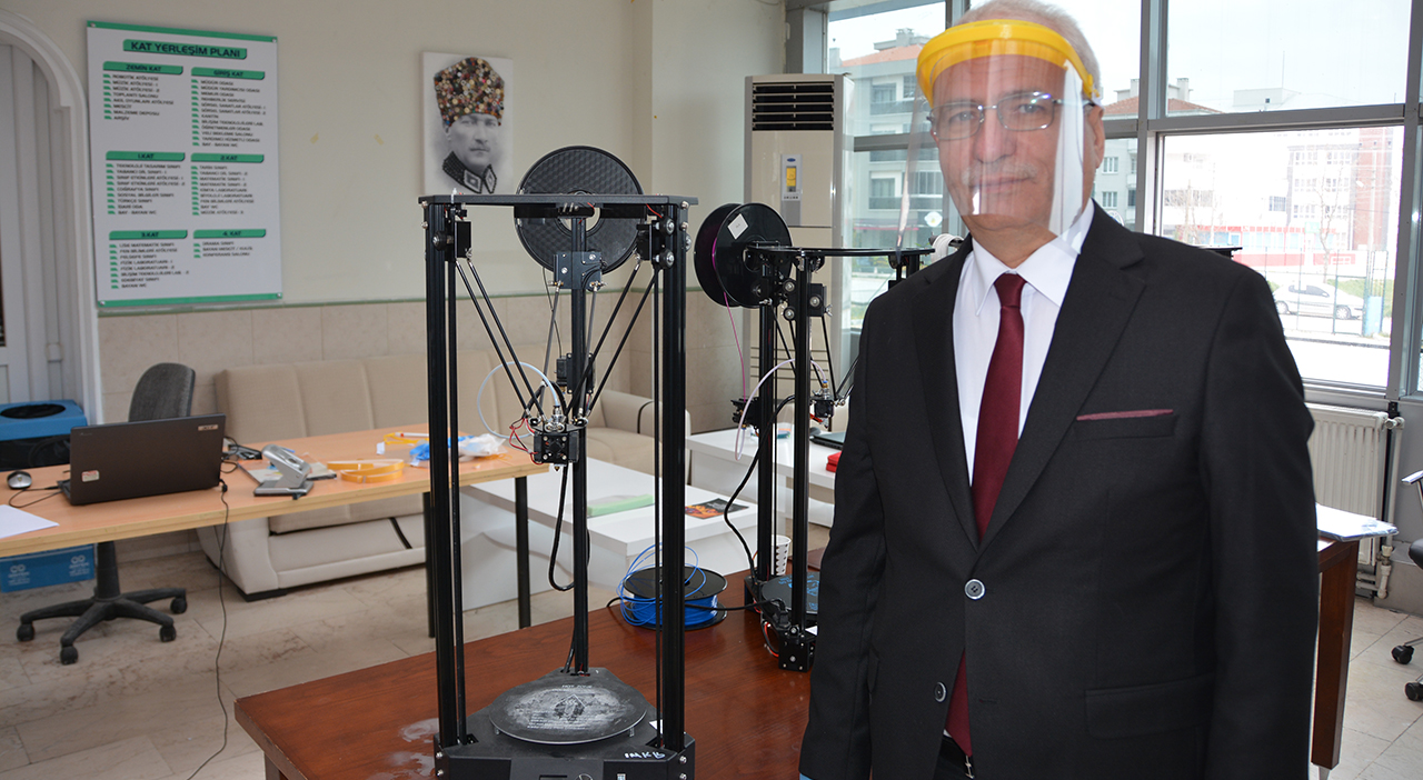 Balıkesir'de koronavirüse karşı 3D yazıcılarla siperlik üretimi başladı