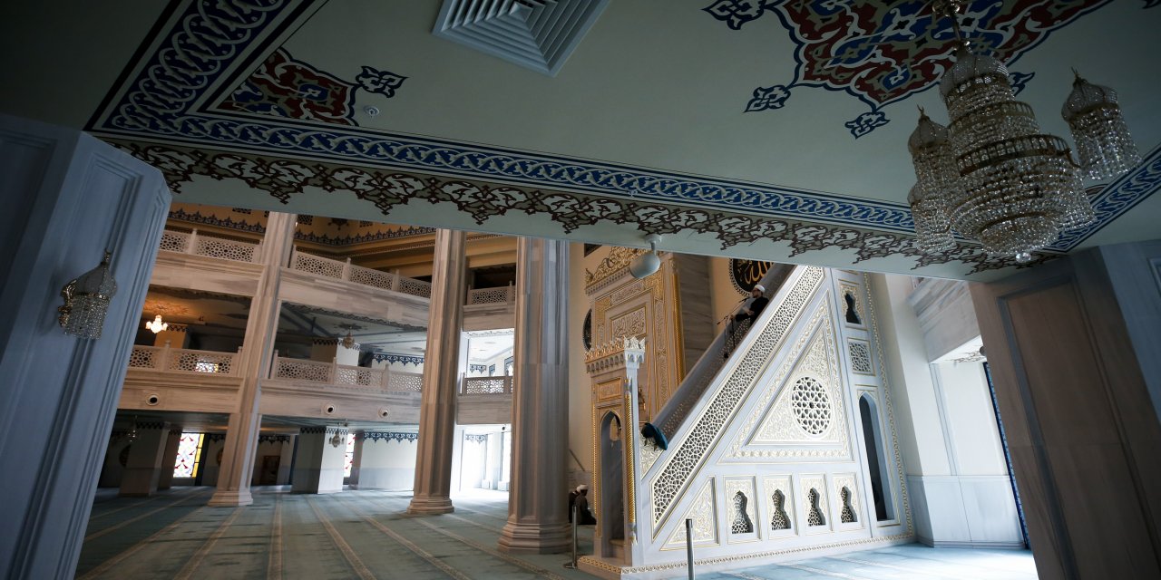 Moskova’da Müslümanlar, internetten canlı yayınlanan cuma namazına evlerinden katıldı