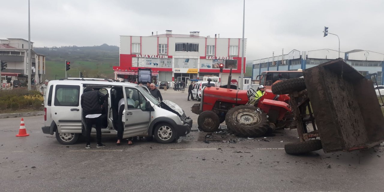 Samsun'da hafif ticari araç ile traktör çarpıştı: 4 yaralı