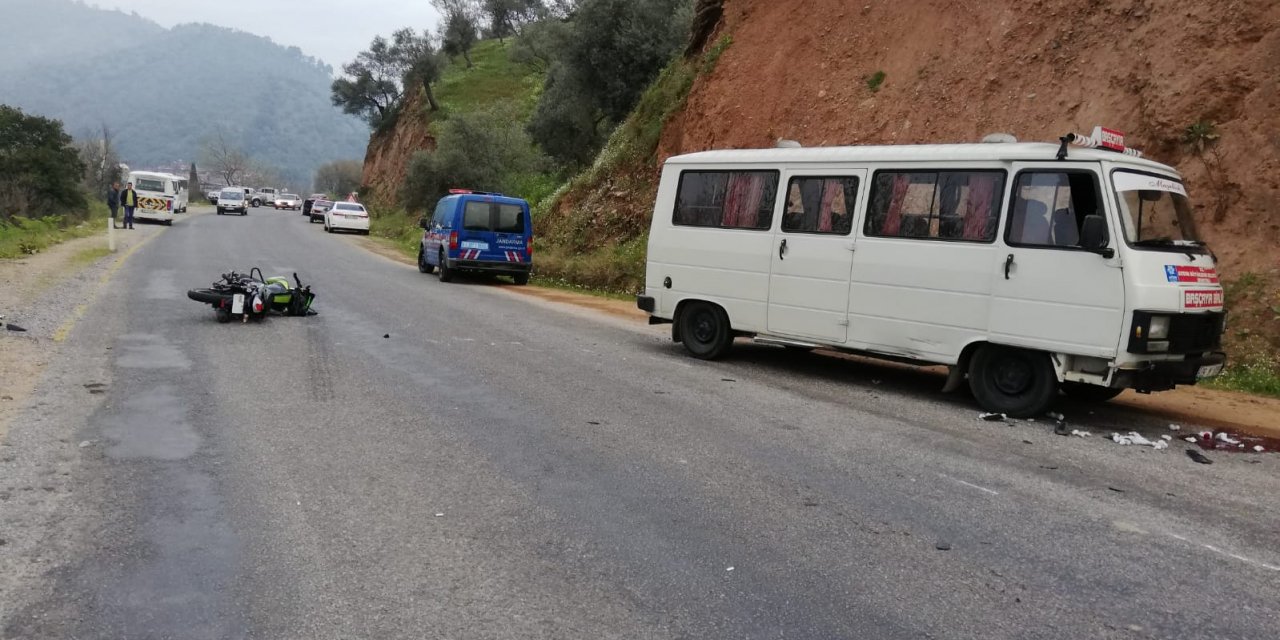 Aydın'da yolcu midibüsüyle çarpışan motosikletin sürücüsü öldü