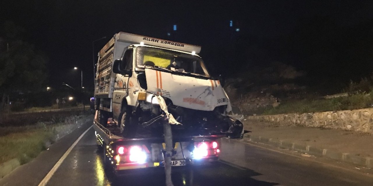 Aydınlatma direğine çarptı, aracını bırakıp kaçtı