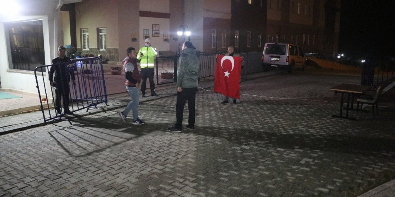 Türkiye Cumhuriyeti’ne küfür eden karantinadaki öğrencilere vatandaşlardan tepki