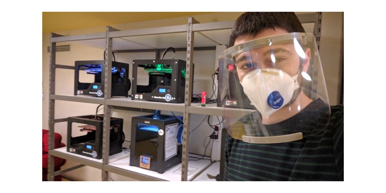 Kendi yaptığı 3 boyutlu yazıcılarda siperli maske üretiyor