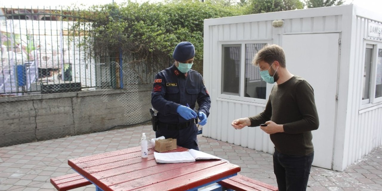 Jandarma her sabah hizmet binaları ve araçlarını dezenfekte cihazı ile temizliyor