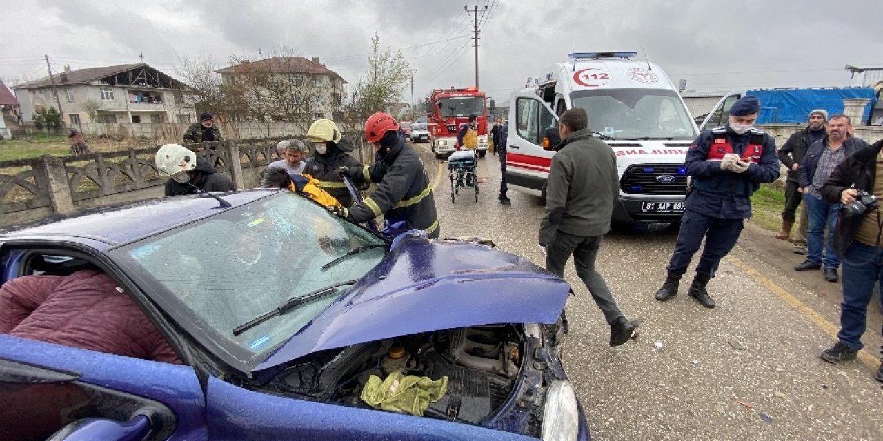 Otomobil ile kamyon çarpıştı: 2 yaralı