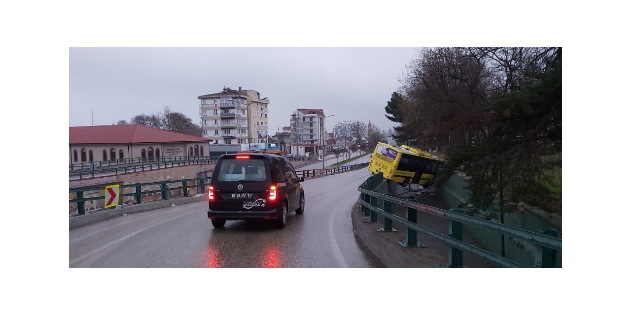 Otobüs köprülü kavşaktan aşağıya düştü