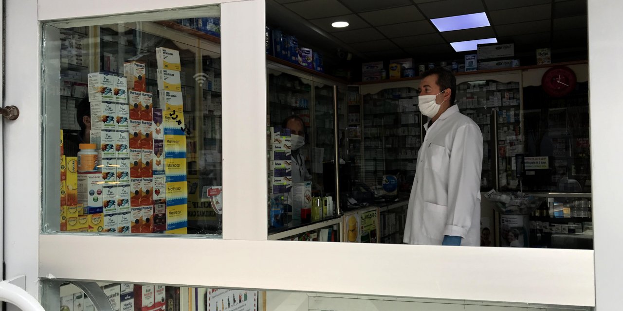 Eczaneden "sosyal mesafe pencereli" koronavirüs önlemi